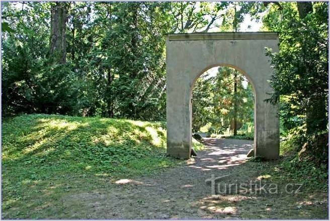 Bílá Lhota - μια πύλη στο άνοιγμα του αναχώματος του παλιού φρουρίου, το οποίο χρησιμοποιήθηκε για να οδηγηθεί στην περιοχή