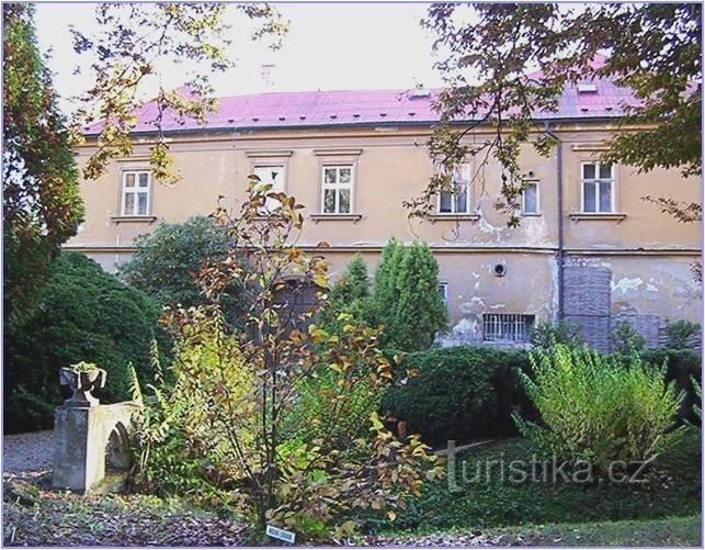 Bílá Lhota-garden facade with a bridge from the arboretum-Photo: Ulrych Mir.