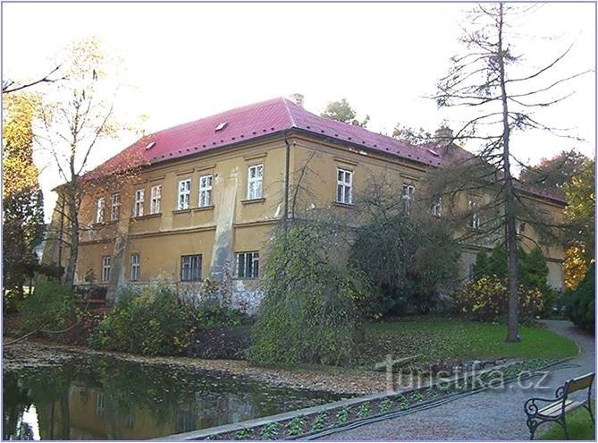 Bílá Lhota - linna ja järvi arboretumissa - Kuva: Ulrych Mir.