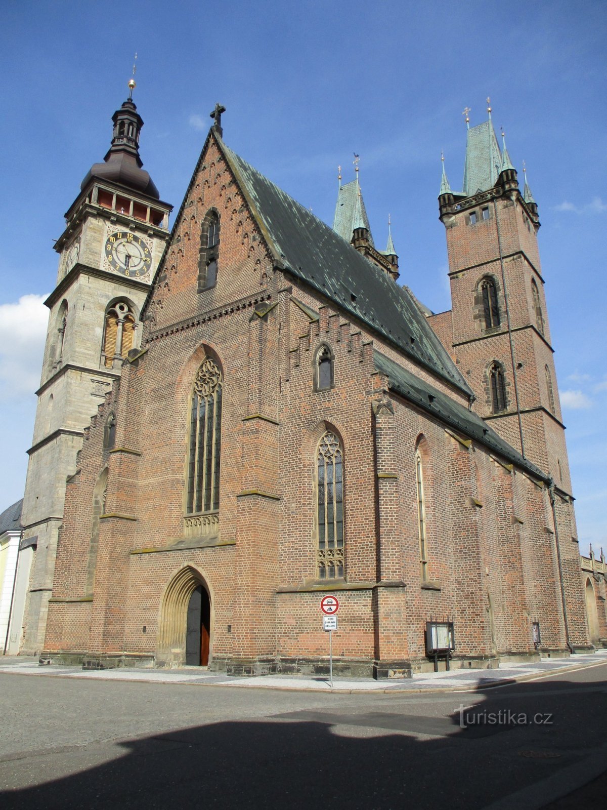 De witte toren en de kathedraal van St. Geest (Hradec Králové, 15.9.2019/XNUMX/XNUMX)