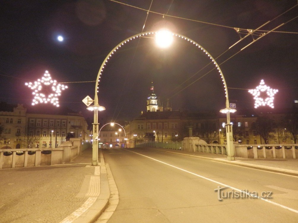 Der Weiße Turm von der Prager Brücke