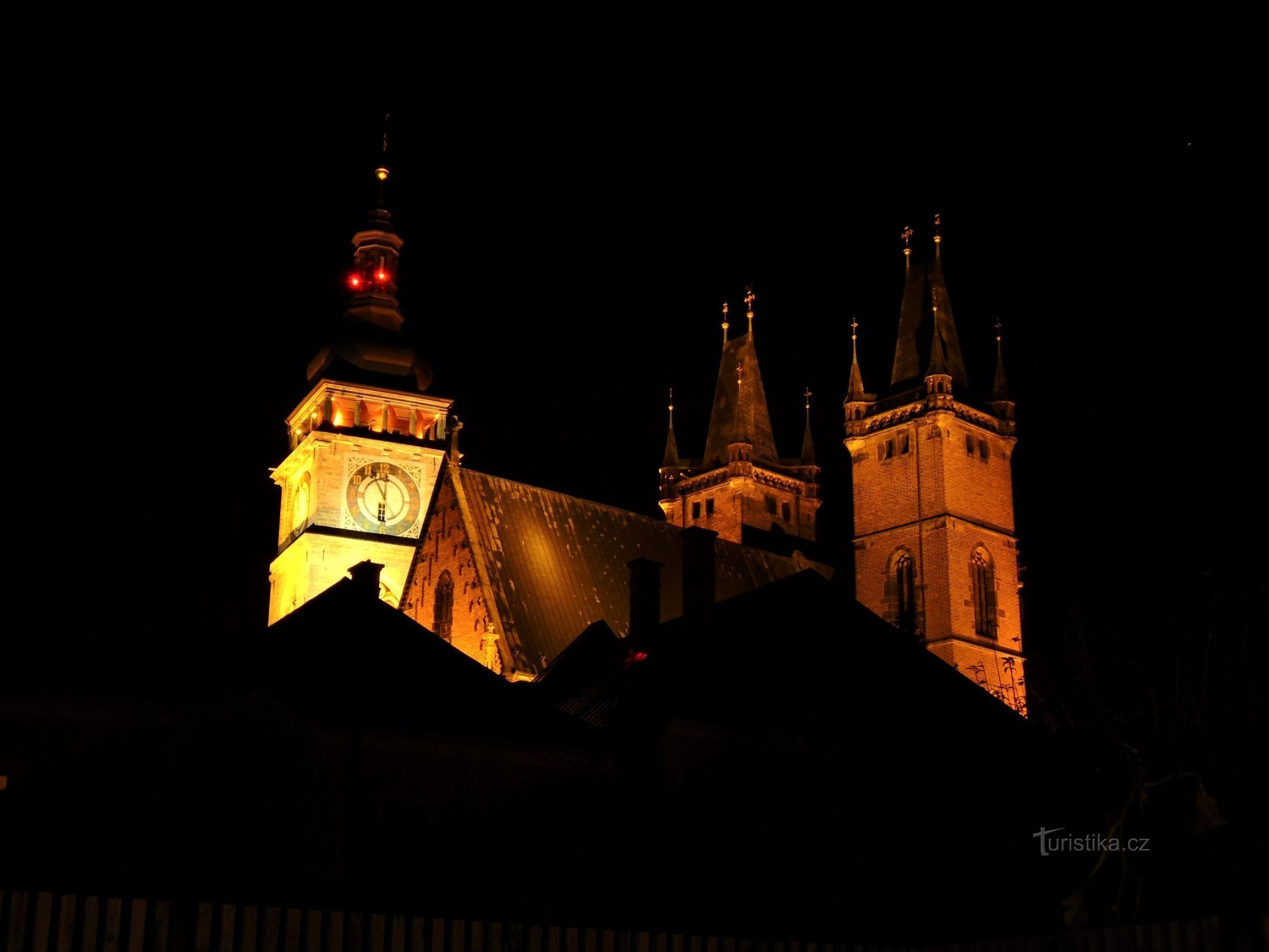 De witte toren met de kathedraal van St. Geest (Hradec Králové, 27.9.2020/XNUMX/XNUMX)