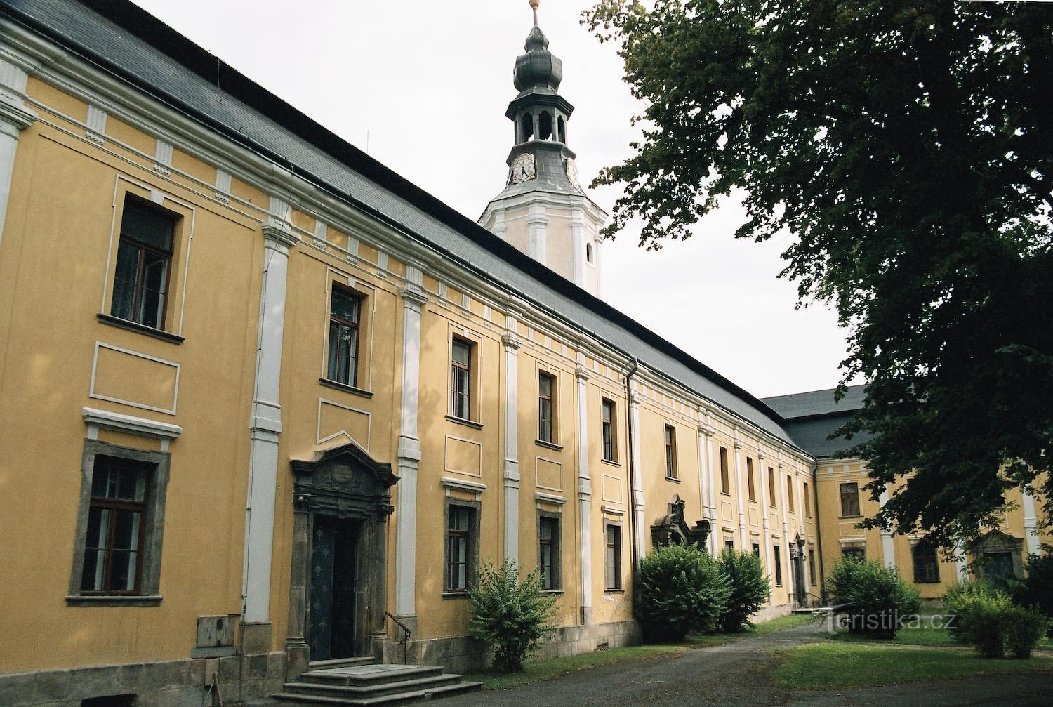 Dormitorio Bílá Voda-Escolapio junto a la Iglesia de la Visitación de P. María