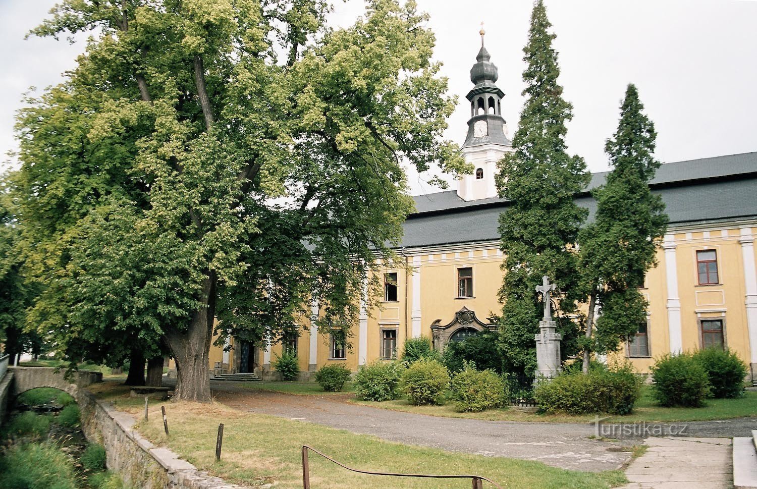 Bílá Voda-Piarist sovesal nær Kirken af ​​Visitation of P. Mary