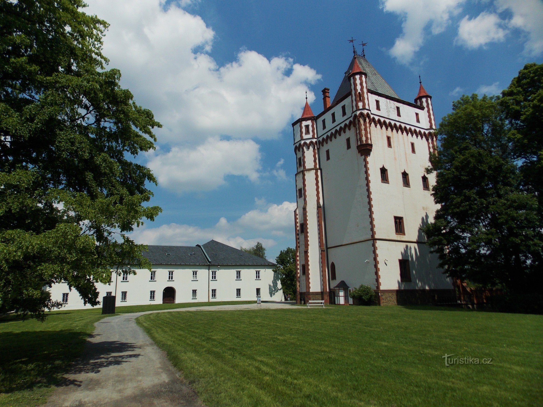 A torre de água branca no parque do castelo em Hradec nad Moravicí