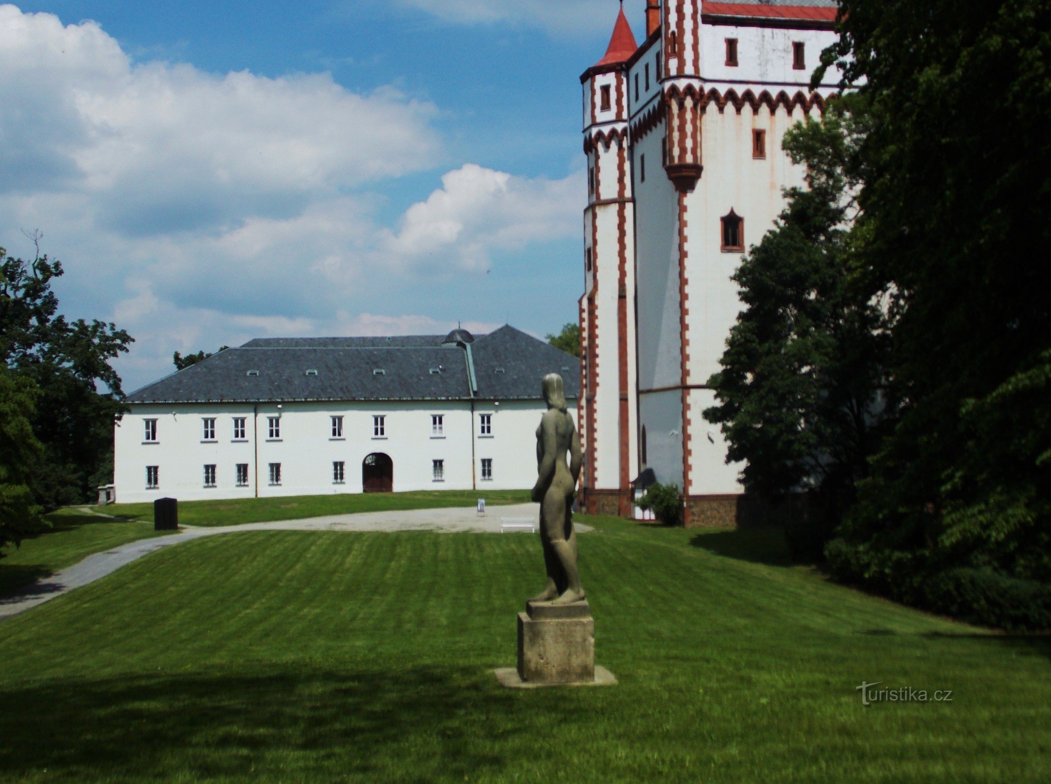 A torre de água branca no parque do castelo em Hradec nad Moravicí