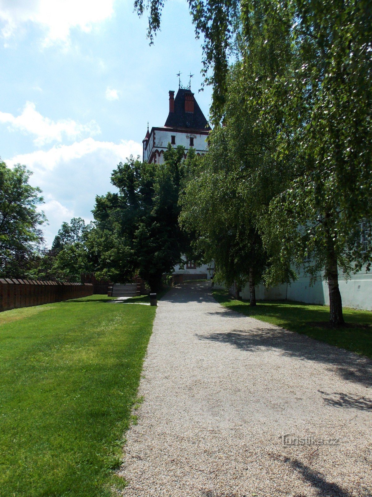 De witte watertoren in het kasteelpark in Hradec nad Moravicí