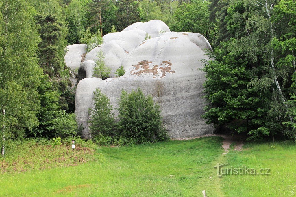 Valkoisia kiviä, näkymä etelästä