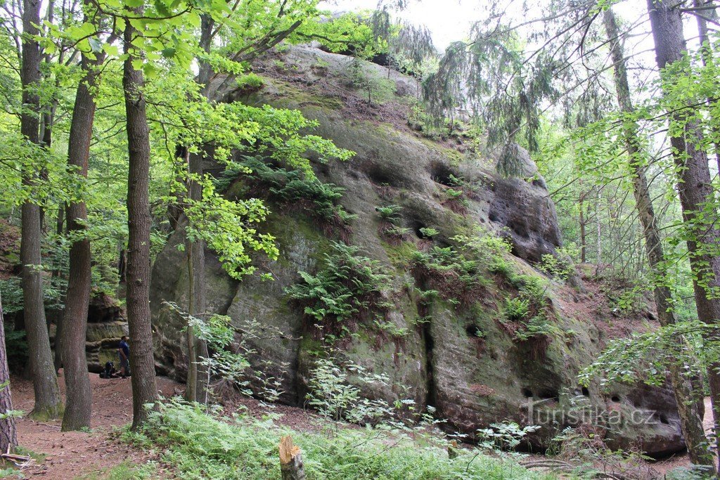 白い石、北側の岩