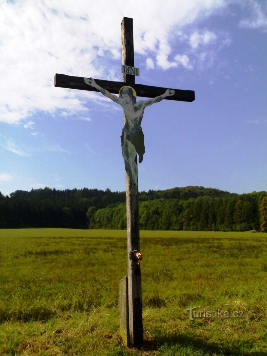 Bílé Poličany - una cruz en el camino a Lhotka
