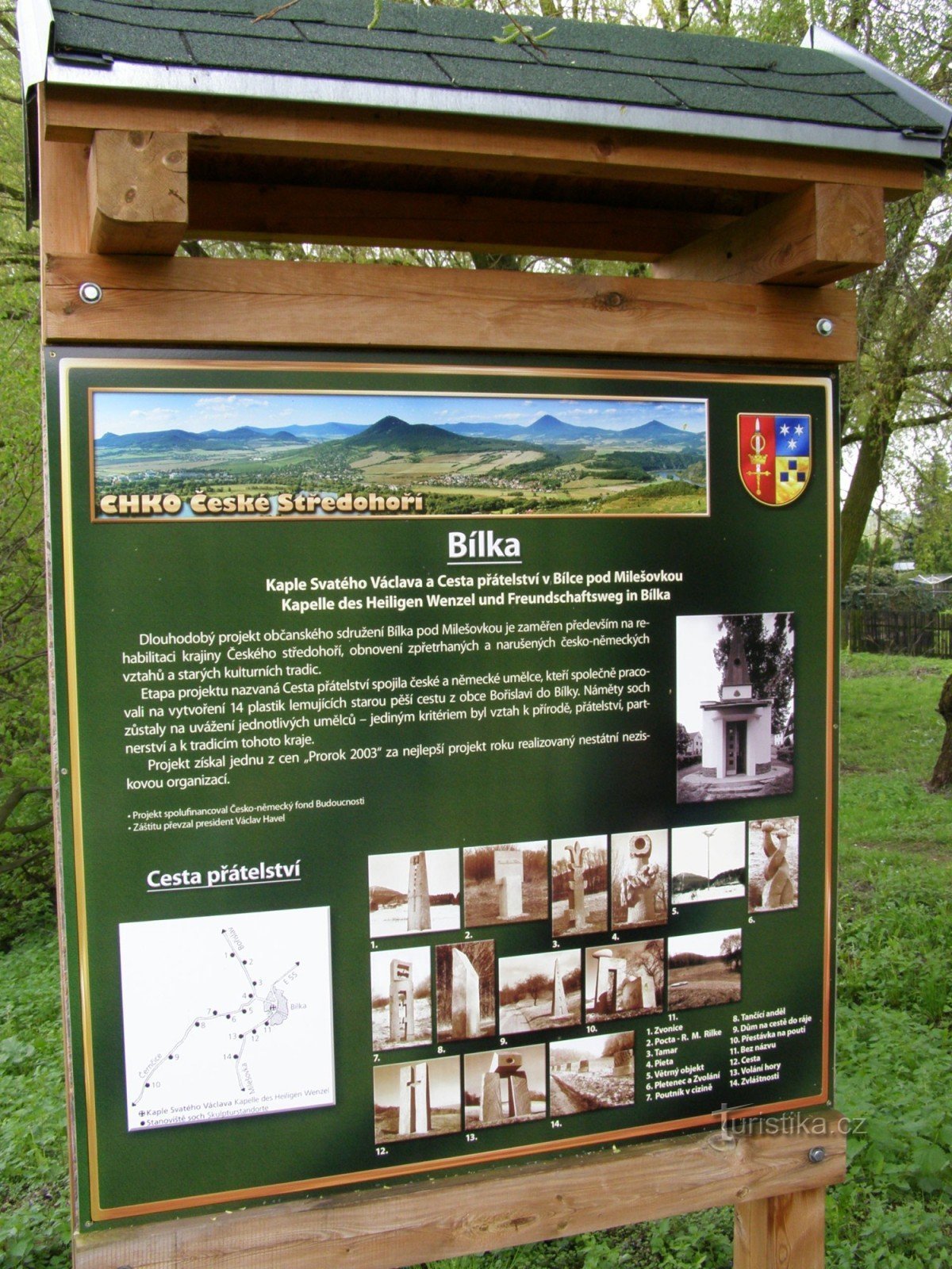 Bílka - panel de información sobre las esculturas que bordean el camino a Milešovka