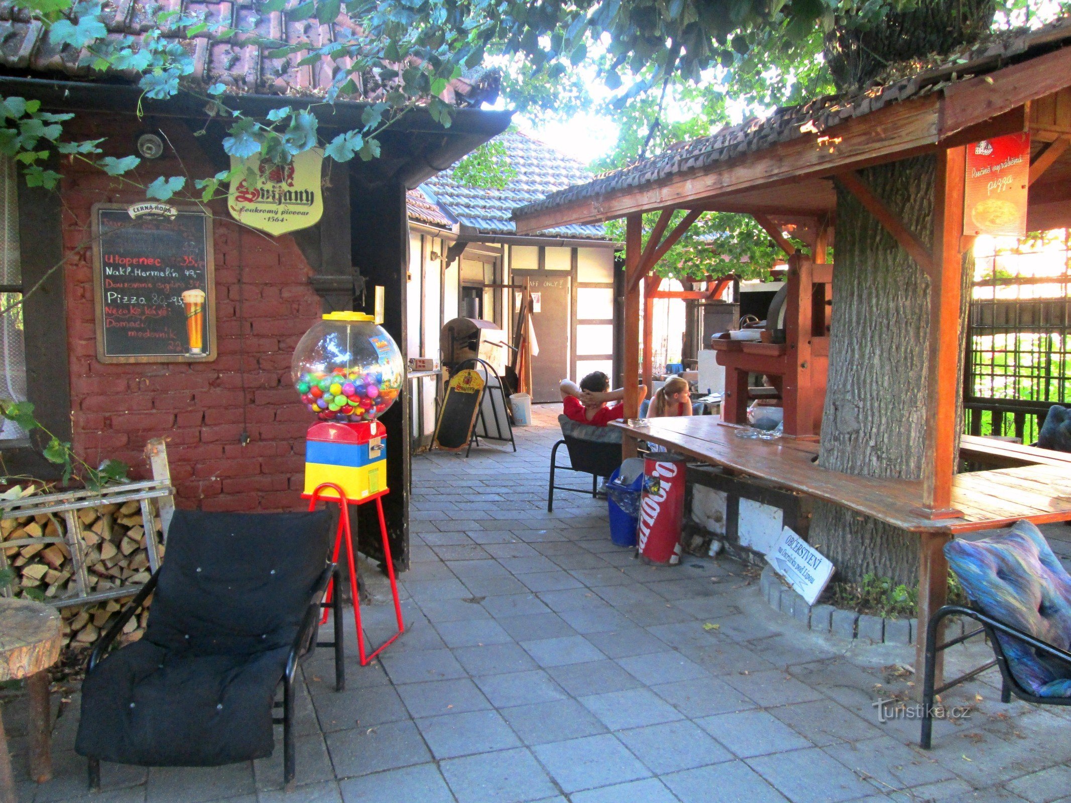 Bílovice nad Svitavou - pub Op een eiland onder een lindeboom