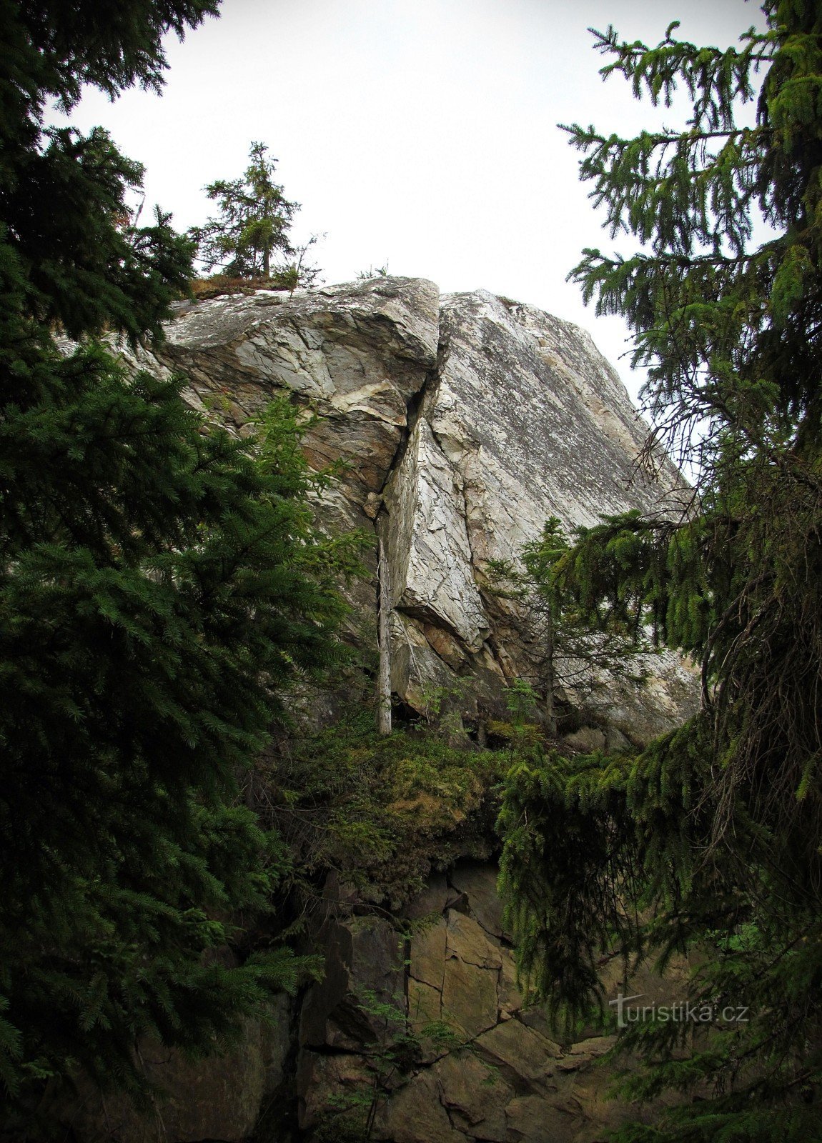 Biały kamień w pobliżu Skrítek