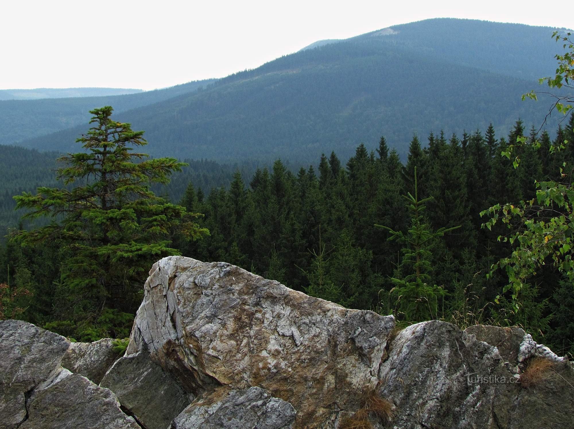 Aussichtsturm aus weißem Stein