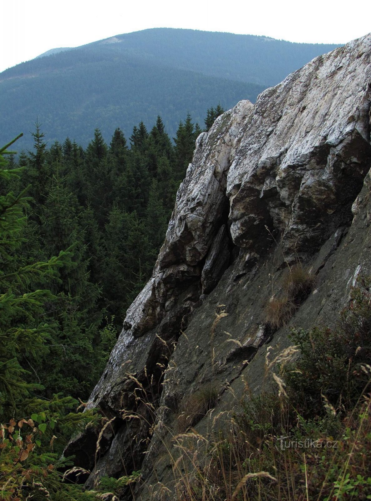 Aussichtsturm aus weißem Stein