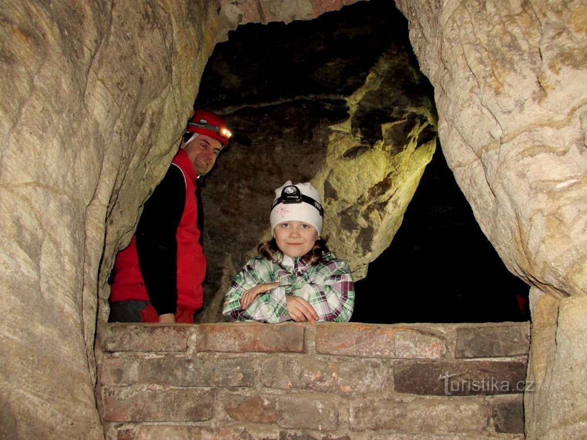 Cheval blanc souterrain. Bac à sable souterrain de Fejkova. Hloubetín, Prague.