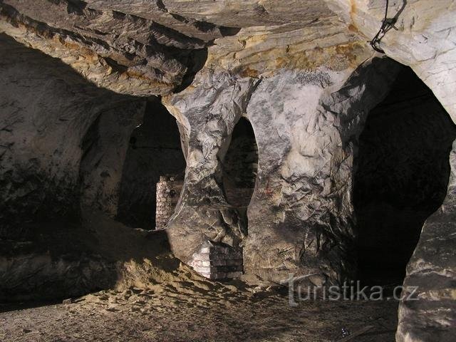 地下の白馬。 フェイコバの地下砂場。 フルビェティン、プラハ。