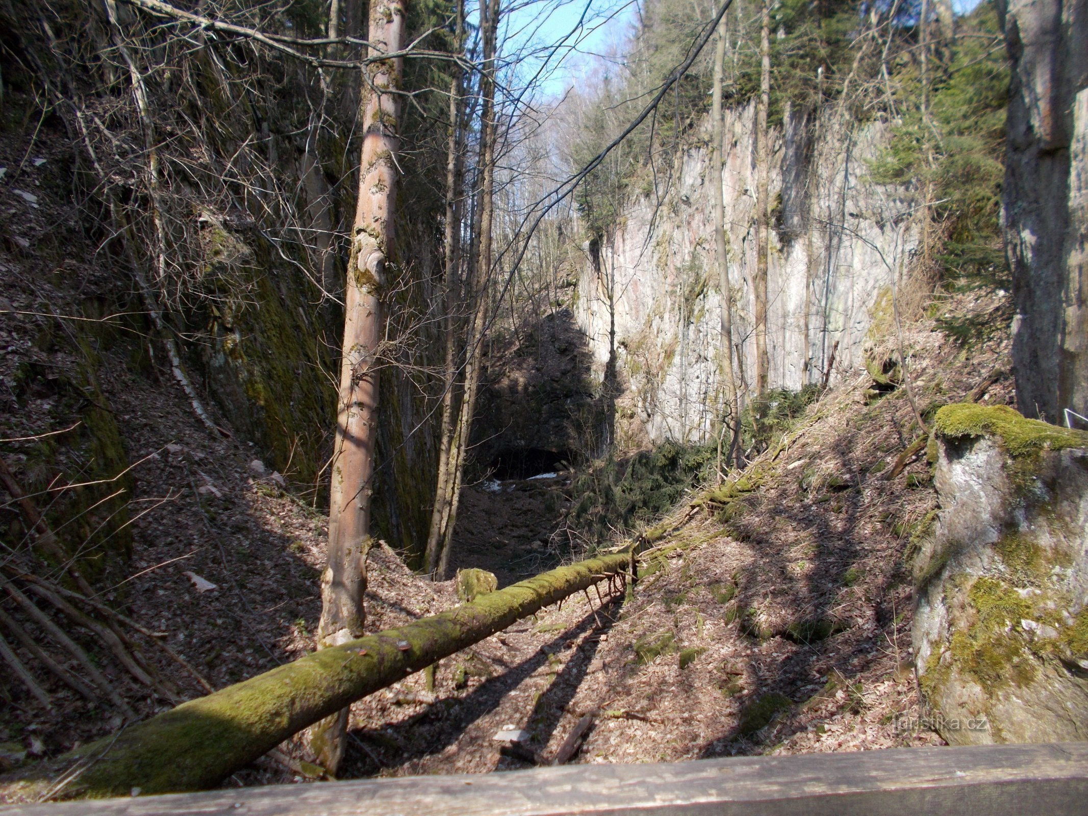 Bischofov kamnolom, na njegovem koncu vhod v Albeřická jeskyná