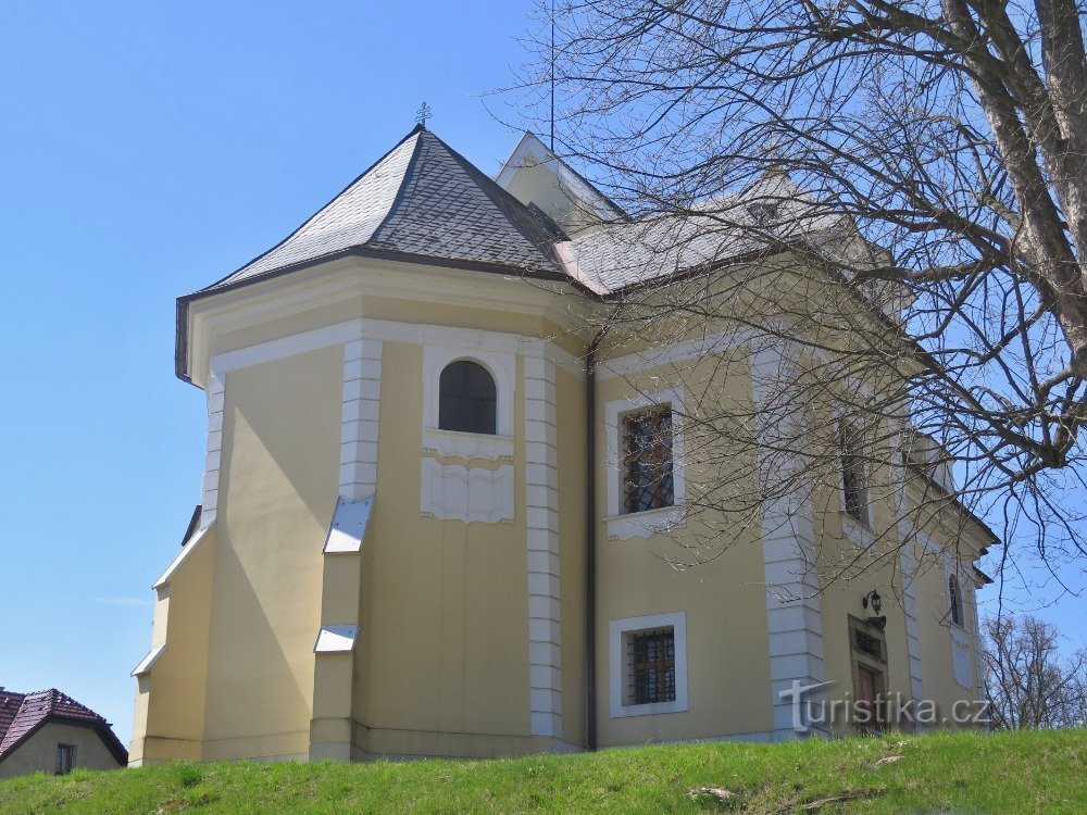 Biskupice (lähellä Jevíčekia) - Pyhän Pyhän Nikolauksen kirkko. Pietari ja Paavali