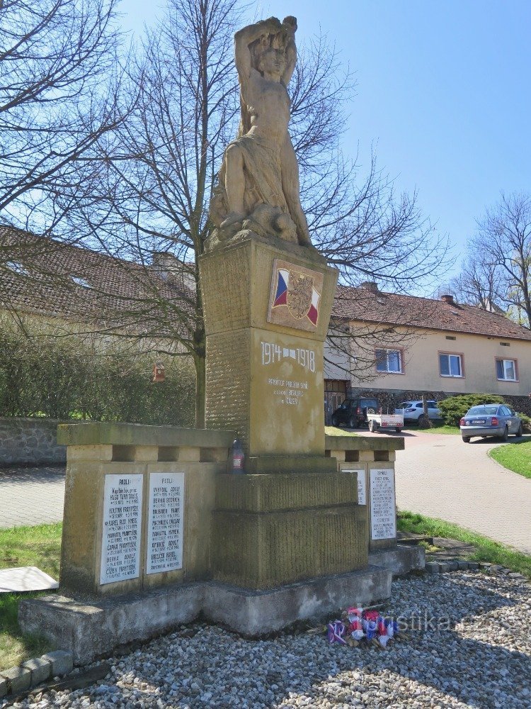 Biskupice (cerca de Jevíček) - monumento a las víctimas de la Primera Guerra Mundial