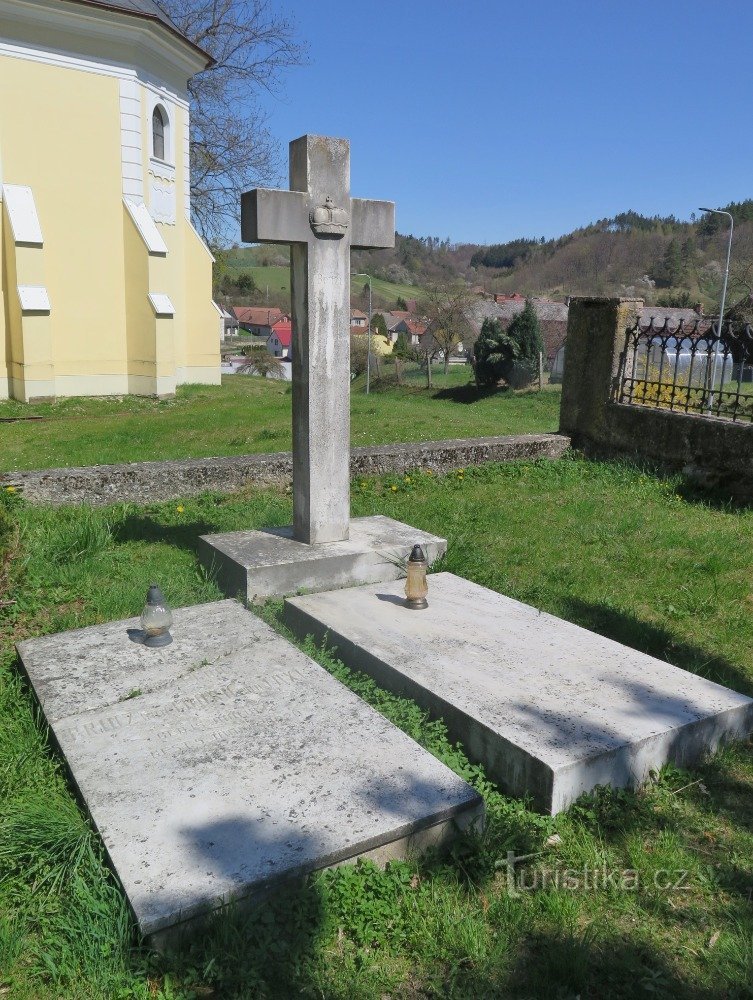 Biskupice (near Jevíček) – manor cemetery