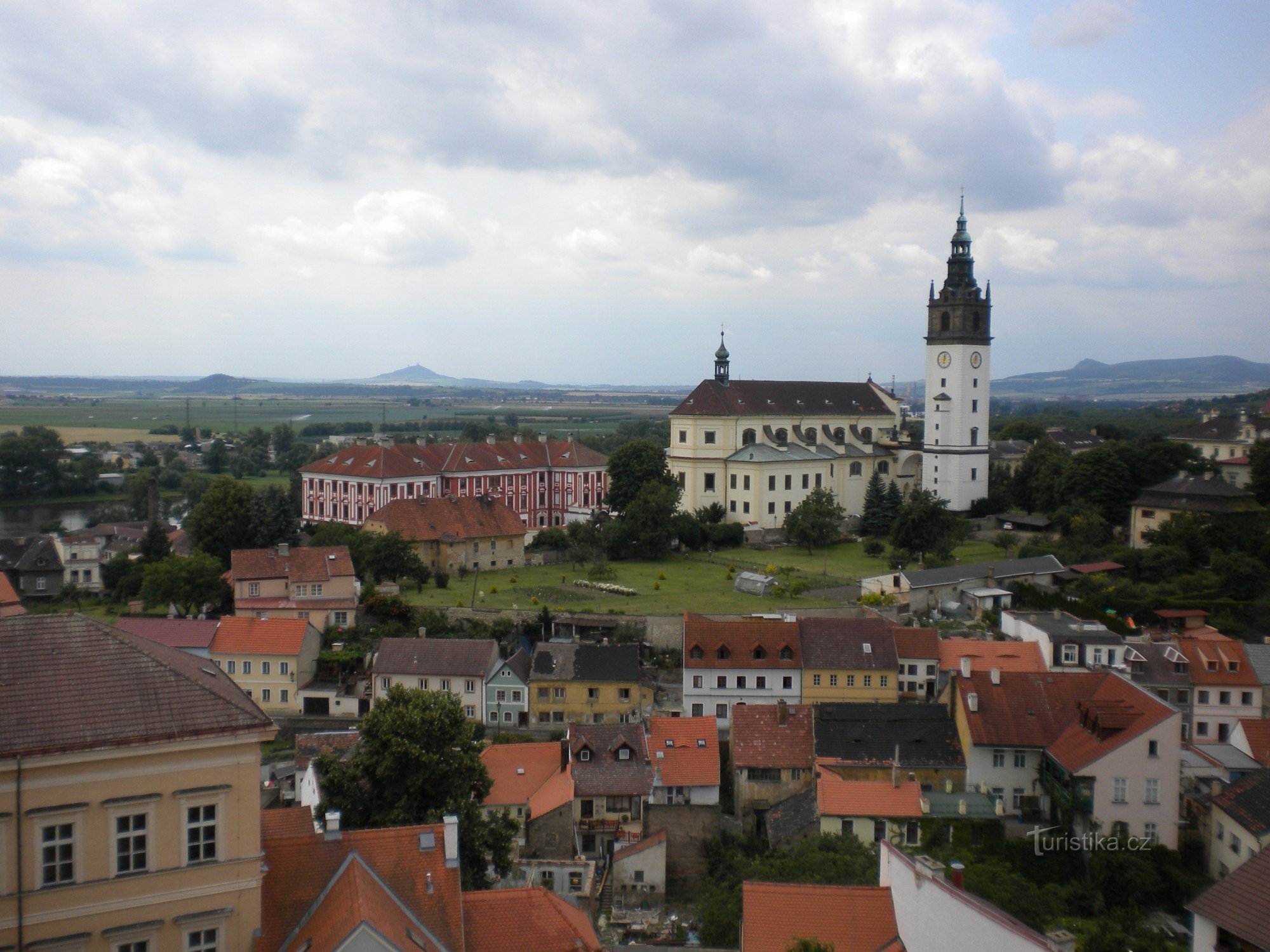 Episcopia (stânga) și St. Ştefan.