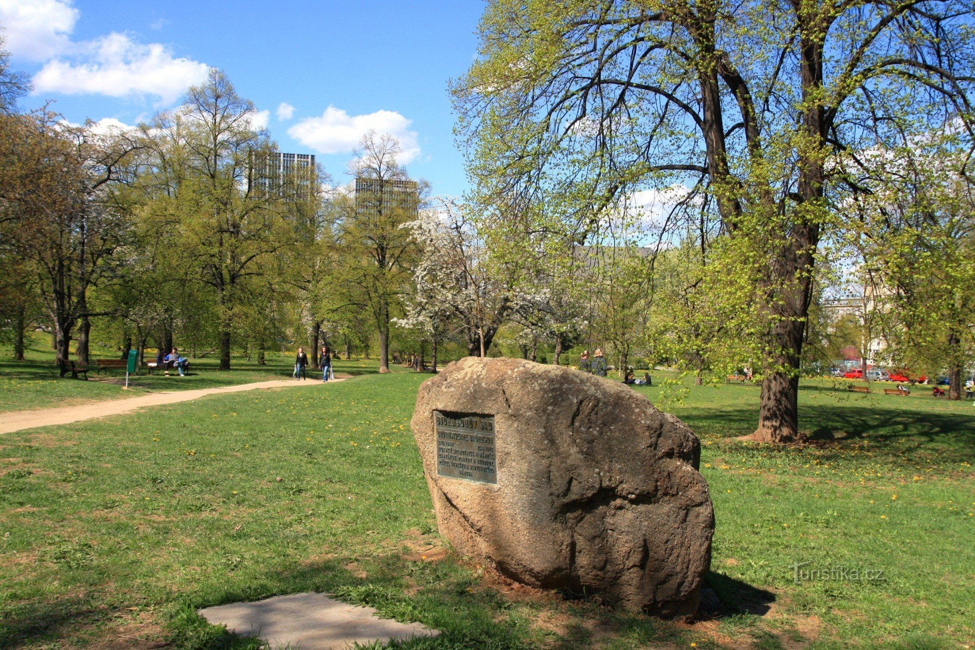 Giardino Björsen - una pietra con una targa commemorativa