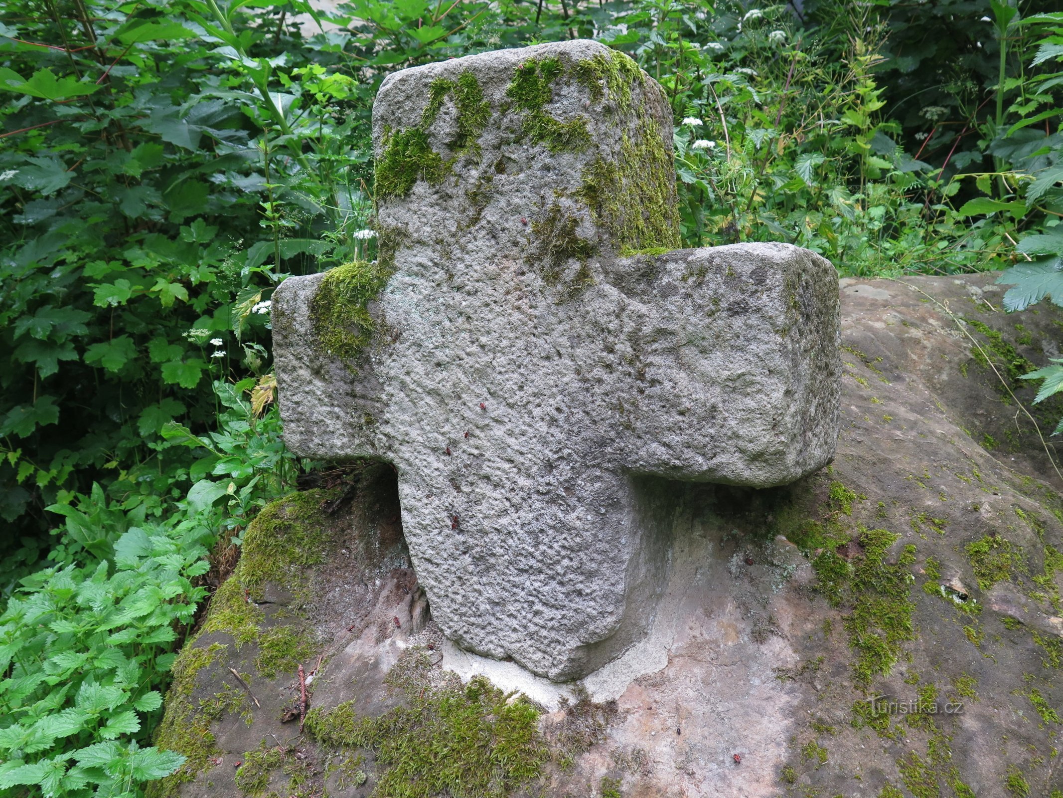 Blatce - smírčí kříž u hradu Houska