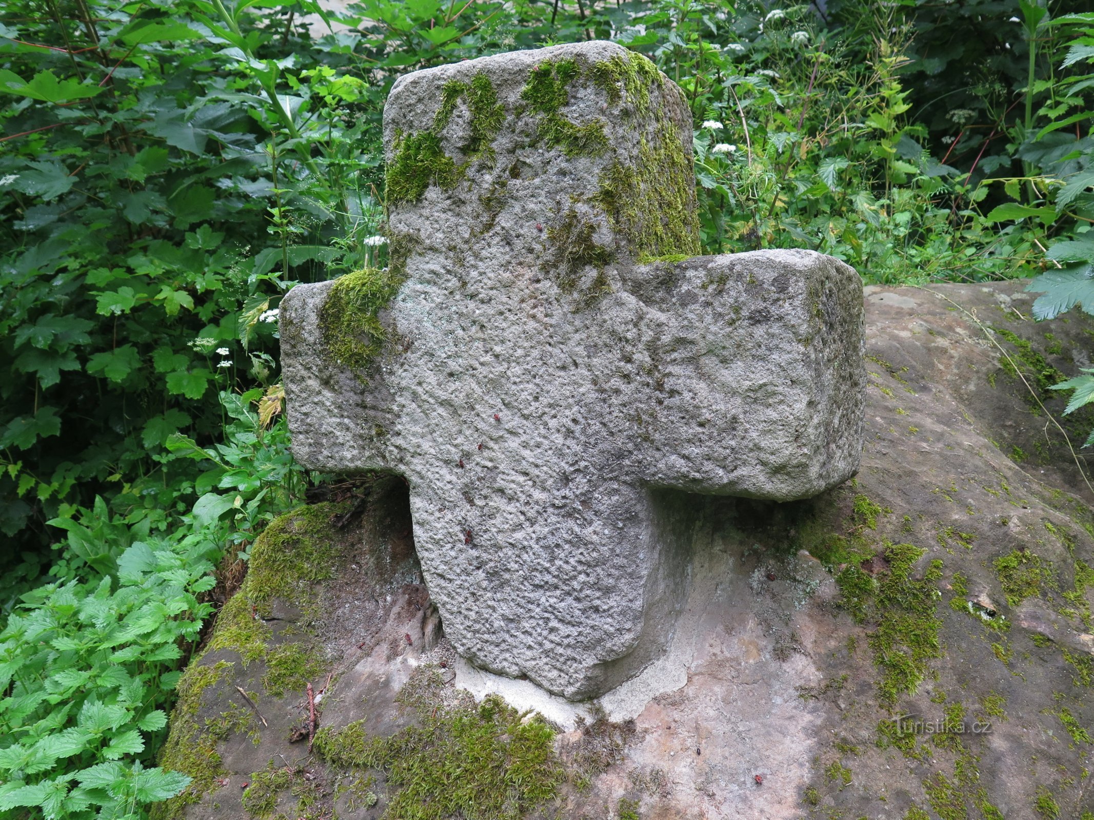 Blatce - croix de réconciliation au château de Houska