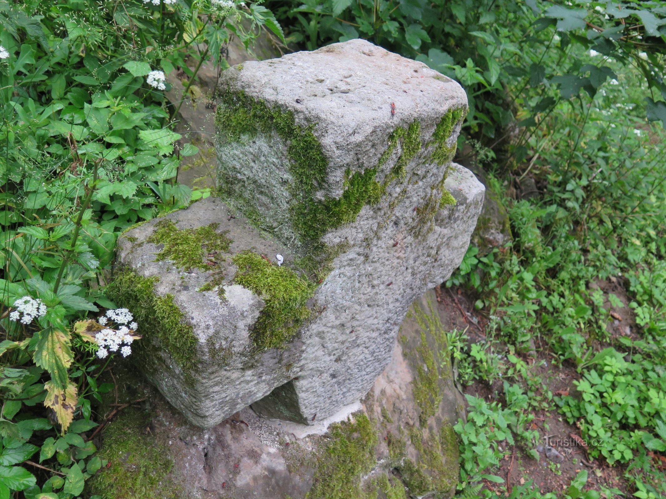 Blatce - cruz de reconciliación en el castillo de Houska