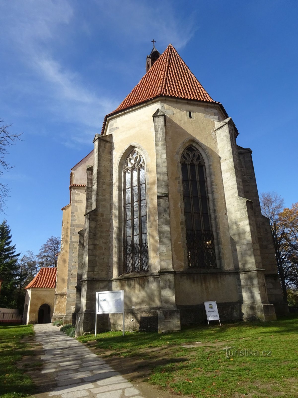 Blatná et l'église de l'Assomption de la Vierge Marie près du château