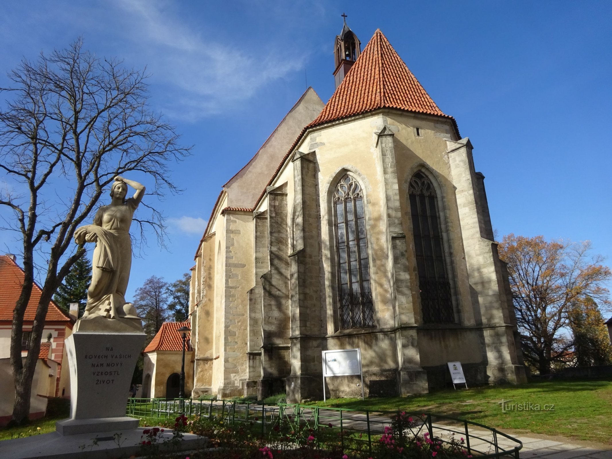 Blatná e a Igreja da Assunção da Virgem Maria perto do castelo