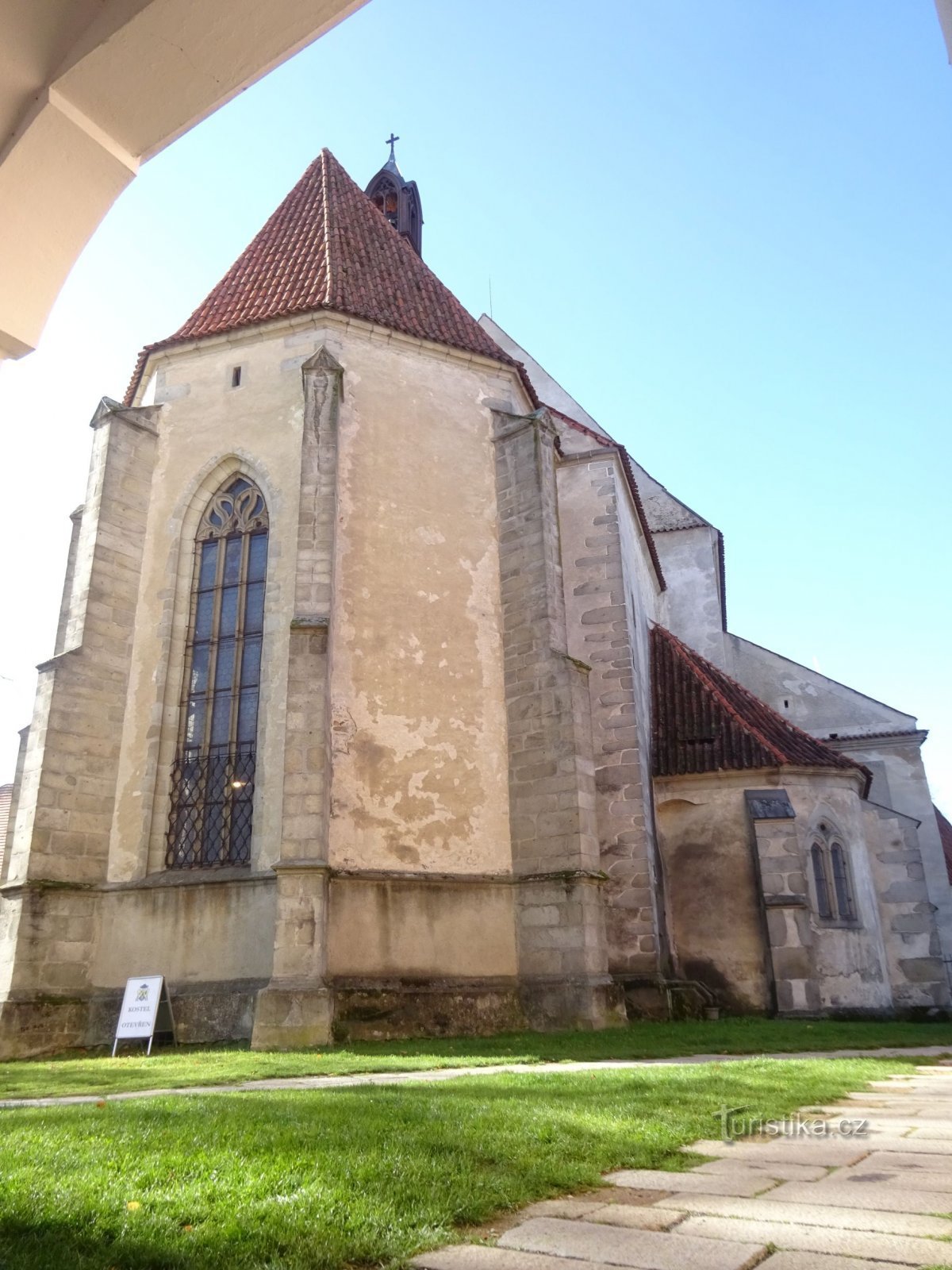 Blatná und die Kirche Mariä Himmelfahrt in der Nähe des Schlosses