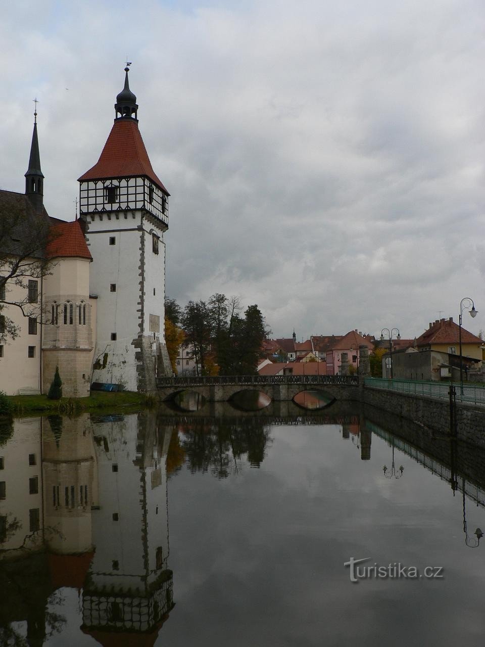 Blatná, torre d'ingresso con cappella e ponte