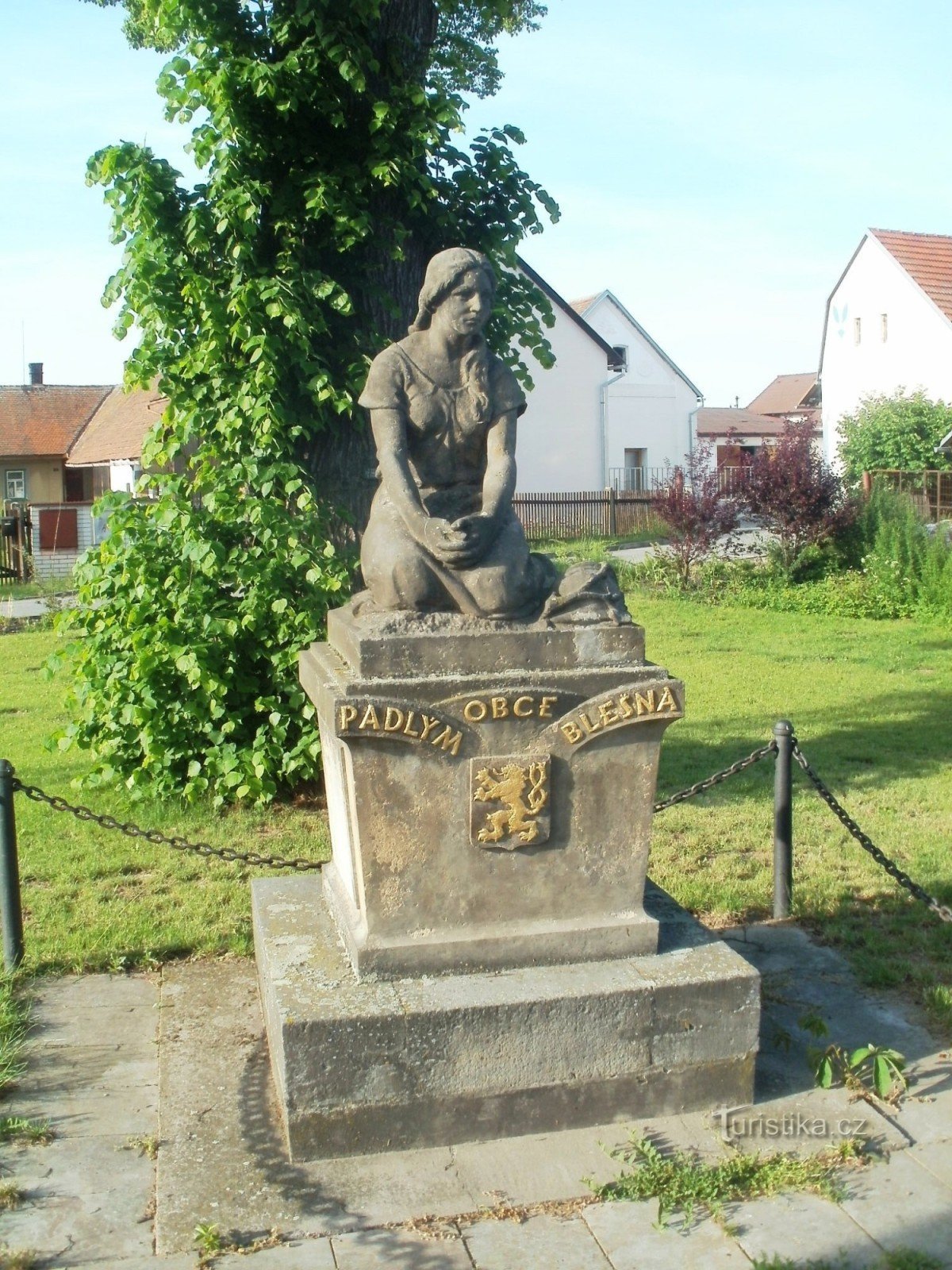 Blešno - monumento a las víctimas de las guerras