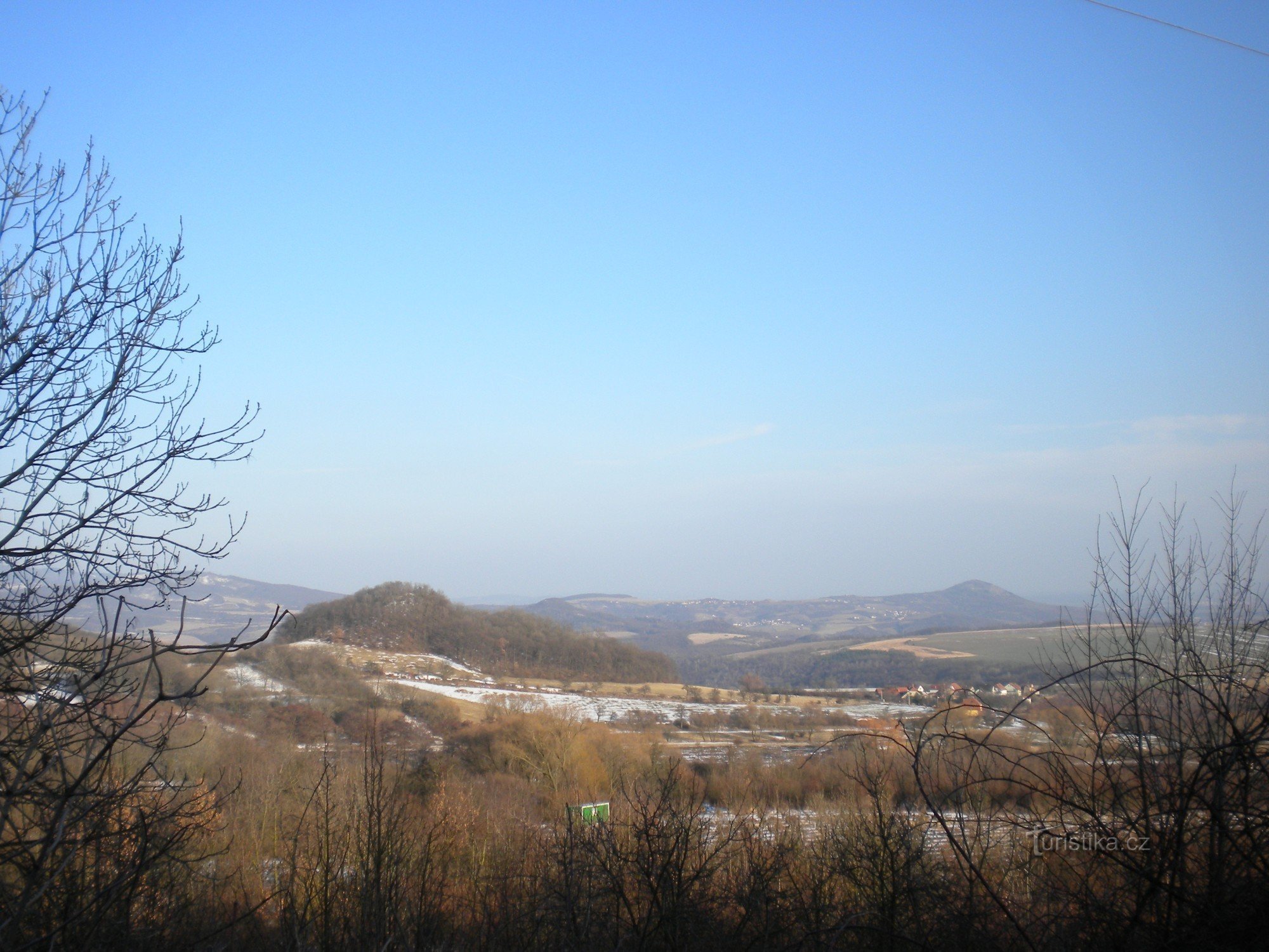 Ο λόφος Srna είναι πιο κοντά, το Radobyl σε απόσταση στα δεξιά.