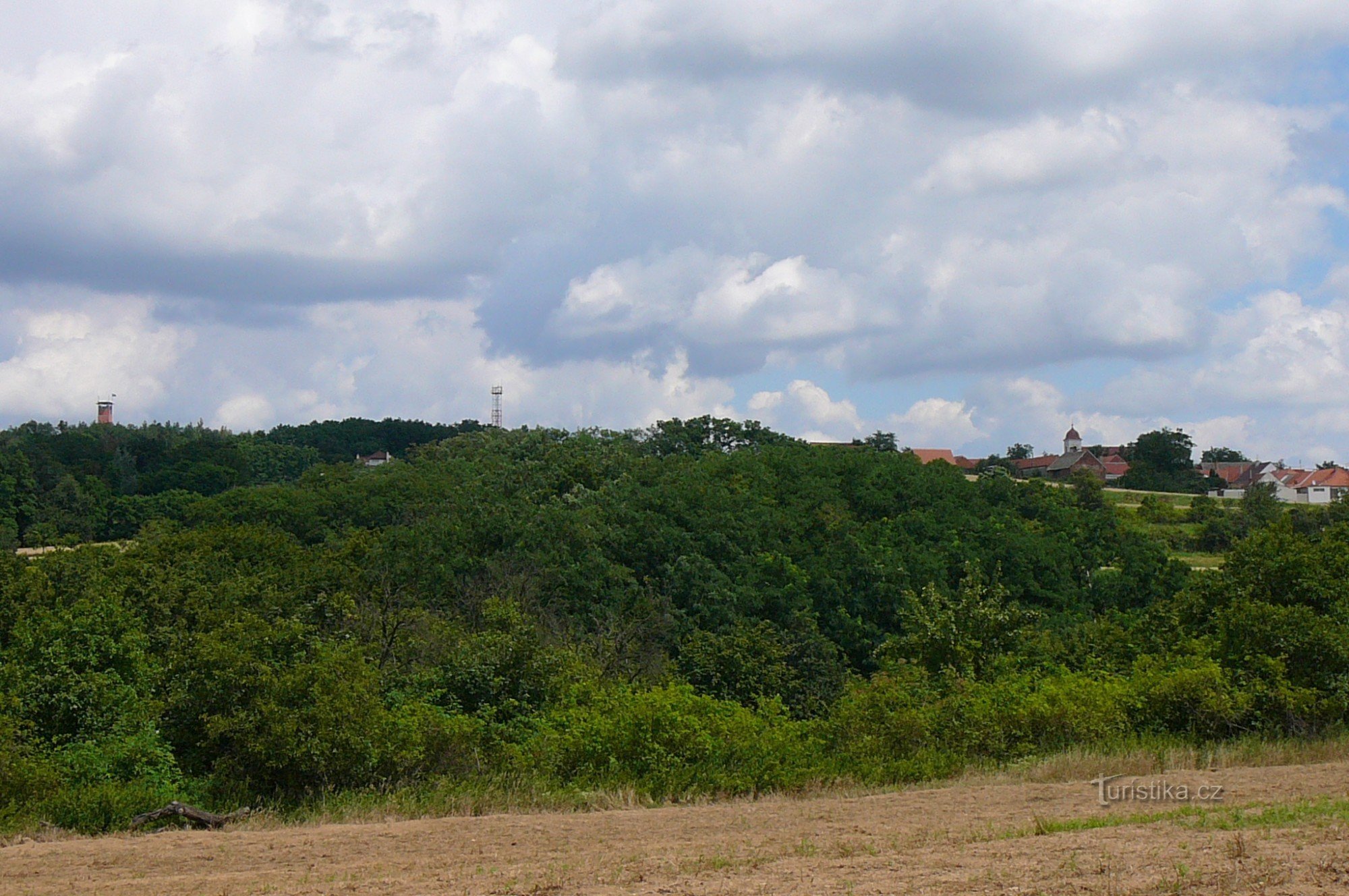 We naderen Hlína, uitkijktoren aan de linkerkant