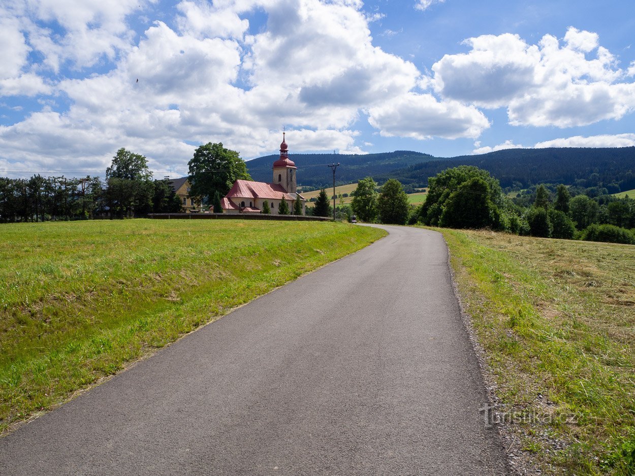 Igreja próxima e cume Bokovohorský