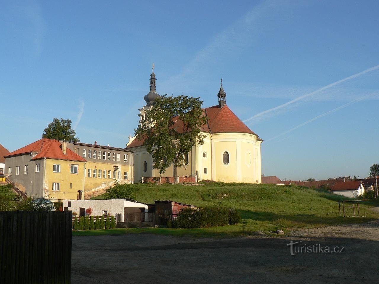 Blovice, Kirche St. J. Evangelisten aus dem Osten