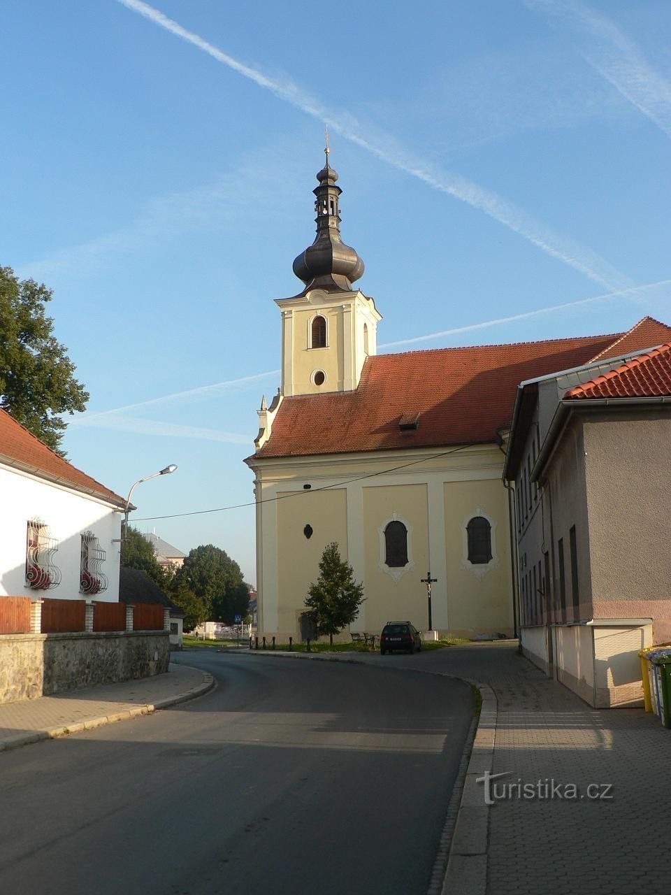 Blovice、アメリカ通りからの教会