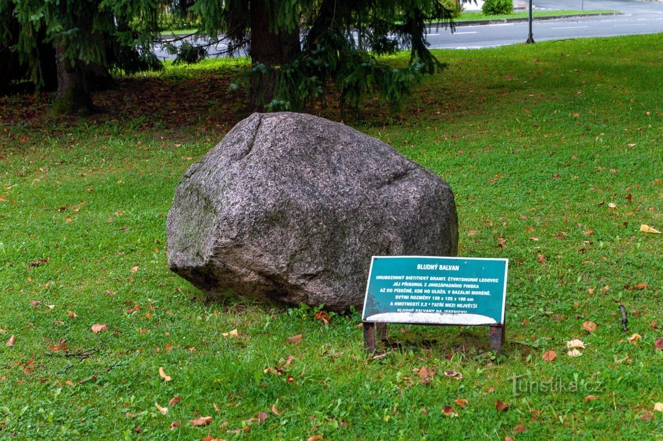 Omstrejfende sten nær museet