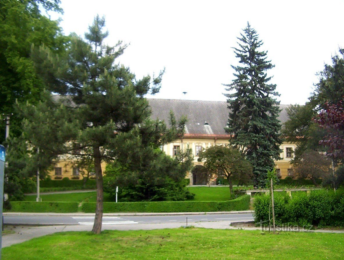 Le château de Bludov vu de l'ouest et la route de Zábřeh-Photo : Ulrych Mir.