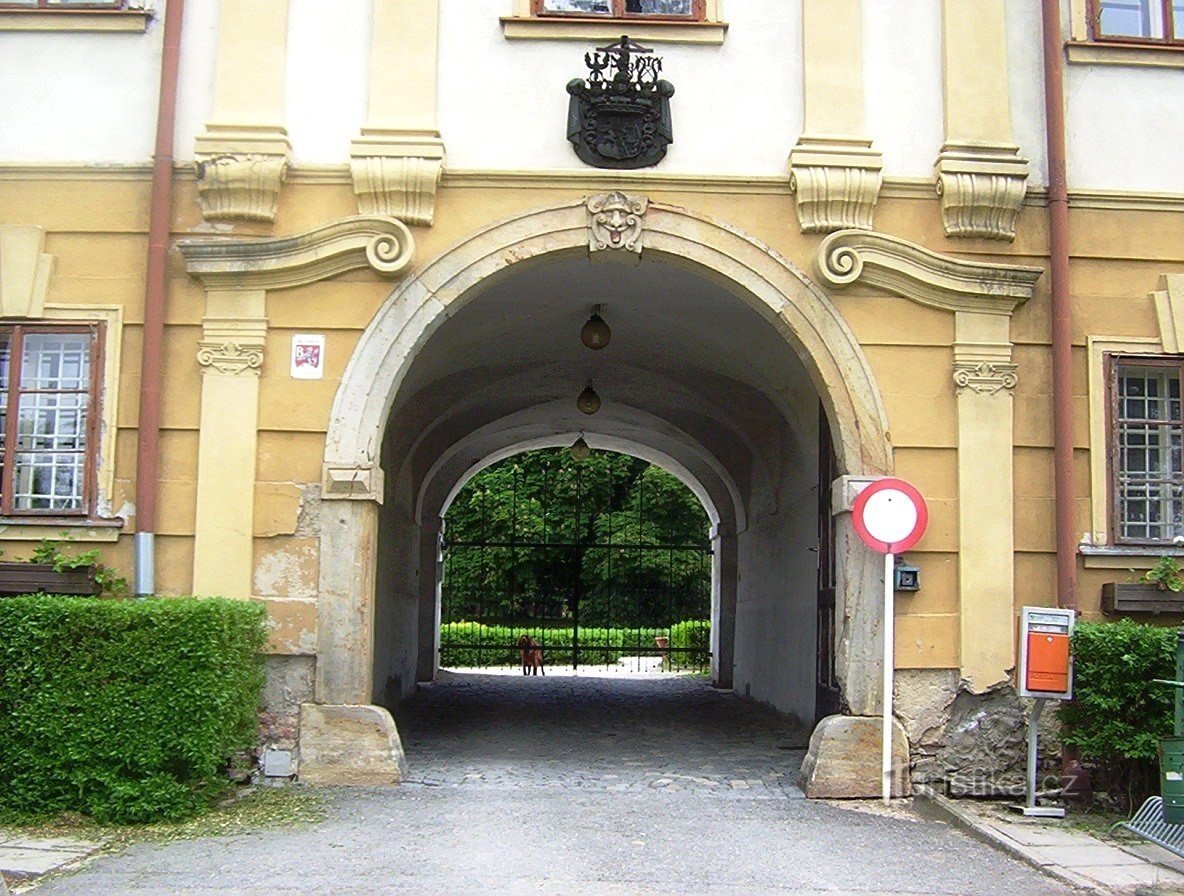 Bludov-Schloss-Durchgang zum Burghof-Foto: Ulrych Mir.