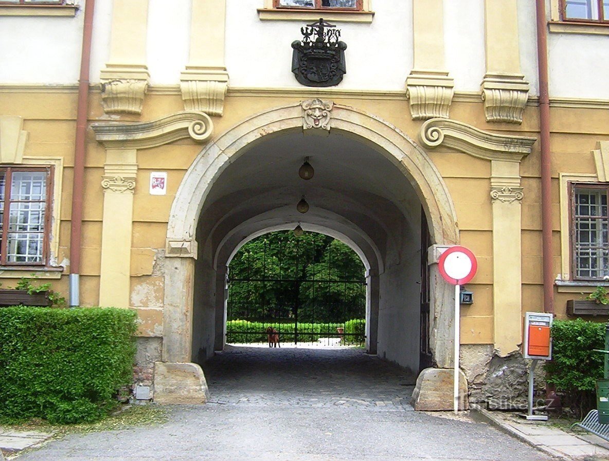 Bludov-zamek-przejście na dziedziniec-fot. Ulrych Mir.