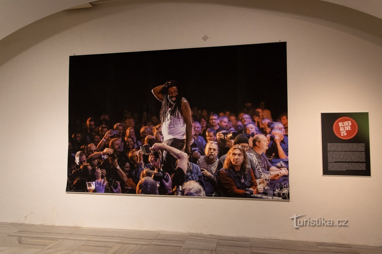 La exhibición de blues fue presentada por una foto gigante con el reverendo Seka.