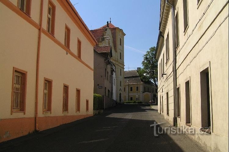 Bochov: Straße vom Rathaus zur Kirche