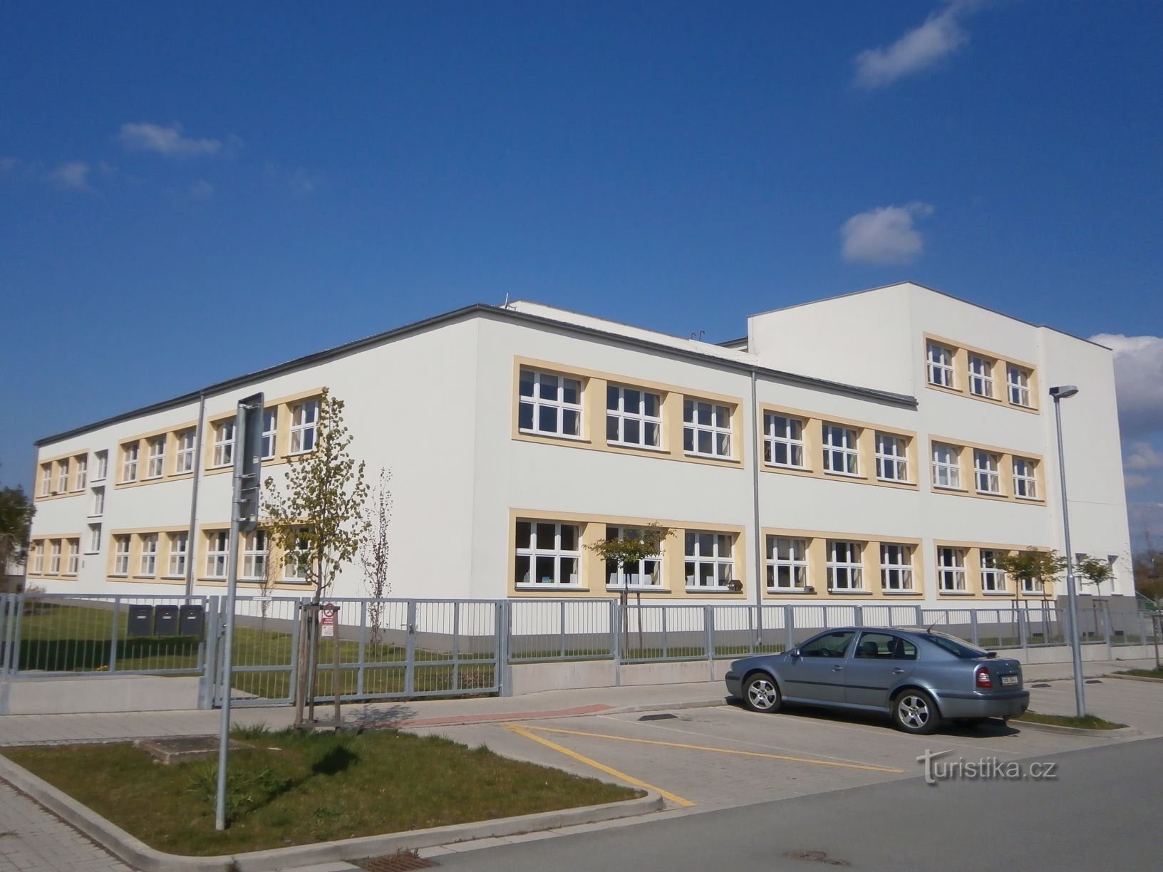 Boční pohled na Masarykovu jubilejní školu (Černilov, 30.4.2017)