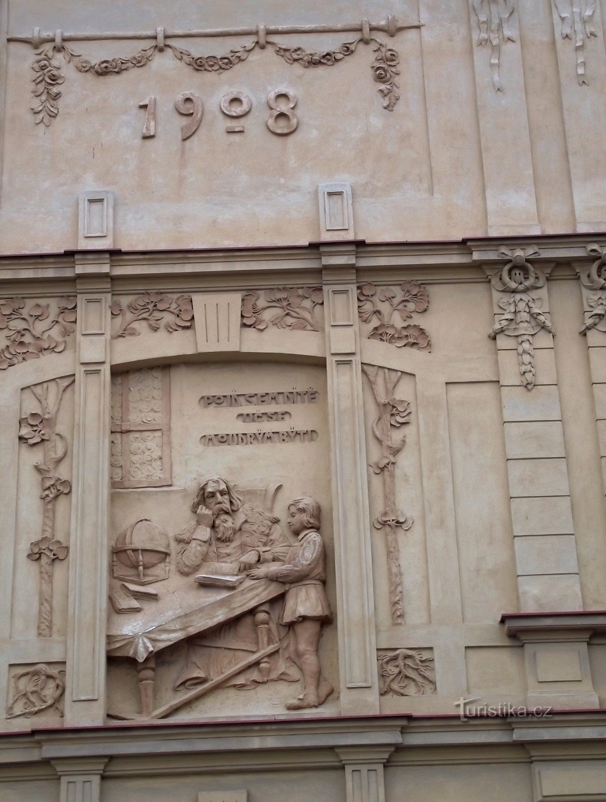 sidoväggen med reliefen av skulptören Vilím Amort