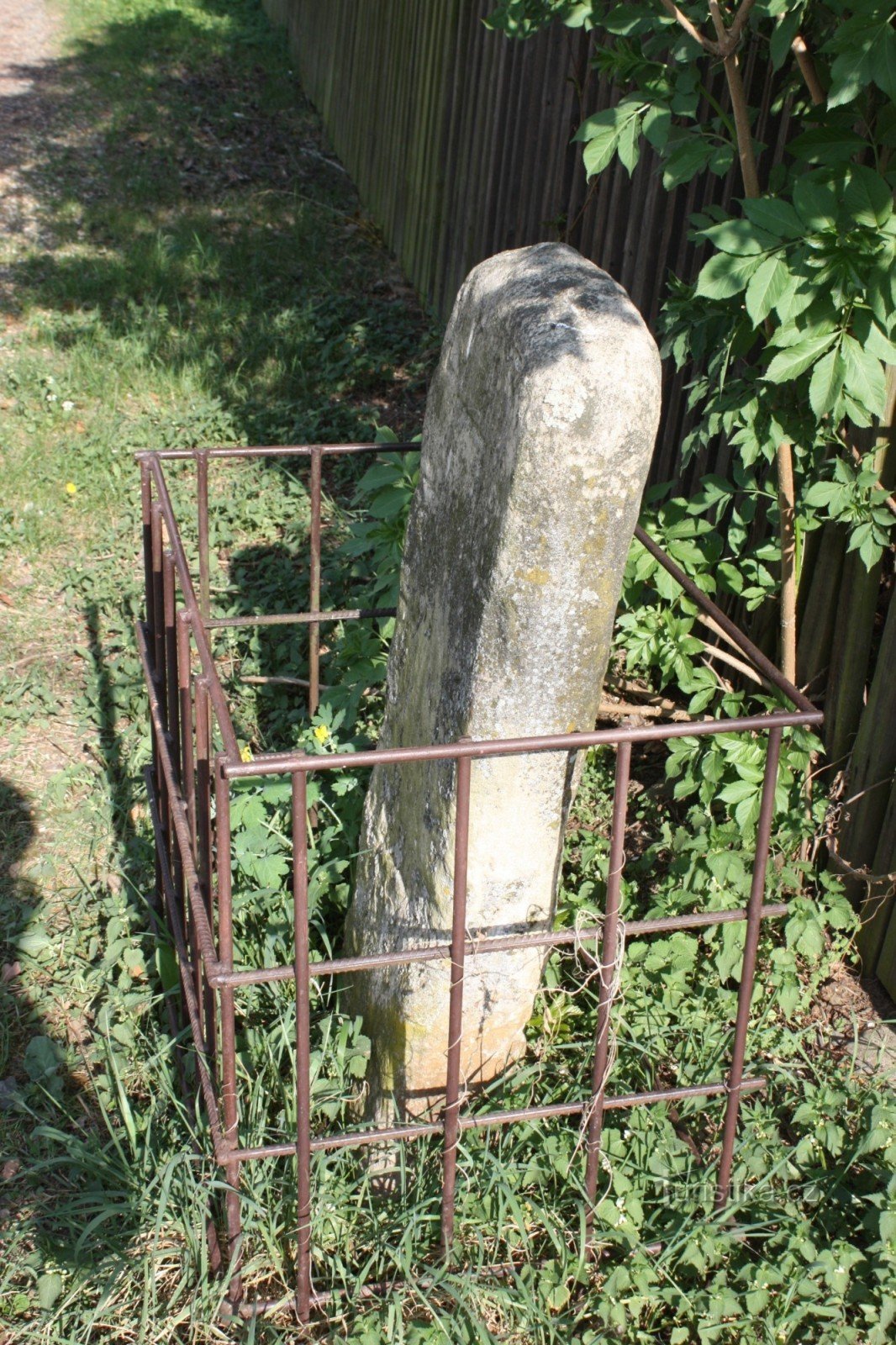 O lado da pedra da cruz