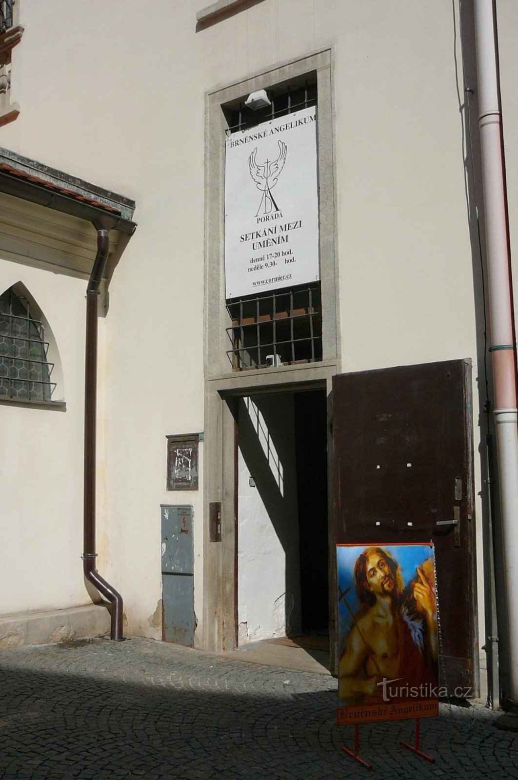 Intrare laterală în biserică din strada Dominikánská